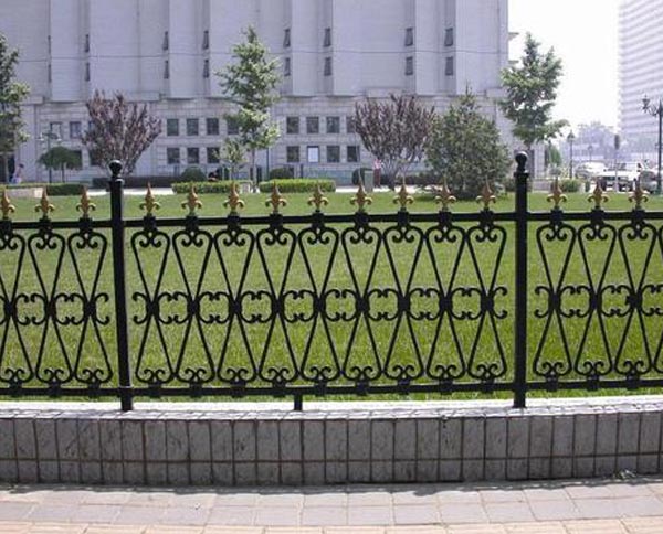 日常如何維護(hù)鐵藝護(hù)欄?讓其使用時(shí)間長(zhǎng)？